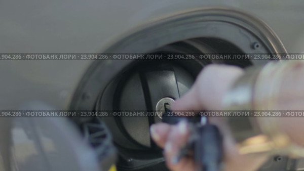 Женская рука открывает крышку топливного фильтра. Стоковое видео, видеограф Швец Анастасия / Фотобанк Лори