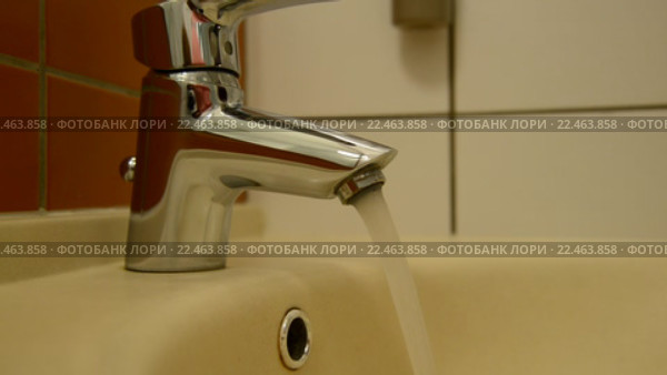 Женская рука открывает водопроводный кран и определяет температуру воды. Стоковое видео, видеограф Володина Ольга / Фотобанк Лори