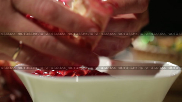 Женские руки чистят гранат. Стоковое видео, видеограф Данил Руденко / Фотобанк Лори