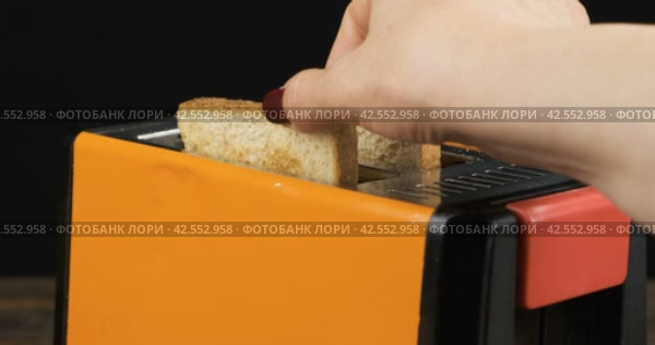 Женские руки на кухне вынимают хлеб из тостера для завтрака. Достаем тосты.Female hands taking the bread out of the toaster for breakfast in the kitchen. Стоковое видео, видеограф Александр Собко / Фотобанк Лори