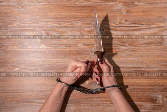 женские руки в металлических черных наручниках(female hands in metal black handcuffs) Стоковое фото, фотограф Руслан Лесков / Фотобанк Лори