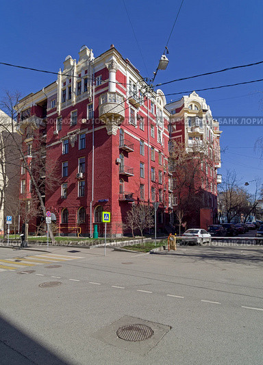 Жилой дом кооператива "Творчество" (1928—1948, архитектор Д. Д. Булгаков). Трехпрудный переулок, дом 8, Москва, Россия. Солнечное утро в апреле. Редакционное фото, фотограф Сергей Рыбин / Фотобанк Лори