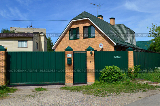 Жилой дом в частном секторе на улице Дурылина. Микрорайон Болшево. Город Королёв. Московская область. Россия (2015 год). Редакционное фото, фотограф lana1501 / Фотобанк Лори