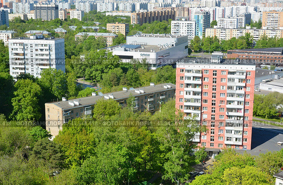 Жилые дома в Лосиноостровском районе (Москва). Улица Изумрудная, 12 и 14 (2024 год). Редакционное фото, фотограф Александр Замараев / Фотобанк Лори