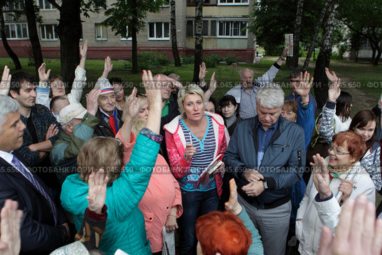 Жители голосуют единогласно на общественном сходе (2014 год). Редакционное фото, фотограф Дмитрий Неумоин / Фотобанк Лори
