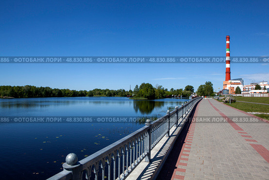 Живописная набережная на берегу реки Мухавец. Городской сад. Брест. Беларусь (2024 год). Стоковое фото, фотограф Сергей Афанасьев / Фотобанк Лори