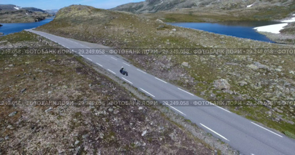 Живописная трасса Fv243 Aurlandsfjellet между городами Лердальсёйри (Laedalsoyri) и Эурланнванген (Aurlandsvangen), Норвегия. Вид на мотоцикл с дрона (2018 год). Стоковое видео, видеограф Кекяляйнен Андрей / Фотобанк Лори