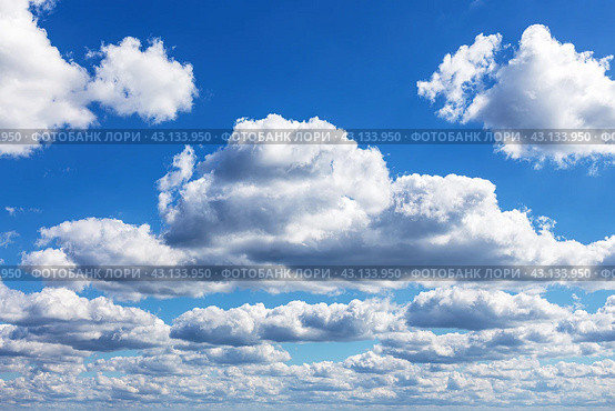 Живописные белые кучевые облака на синем небе. Beautiful blue sky with white clouds above the sea for background. Стоковое фото, фотограф Лариса Гордеева / Фотобанк Лори