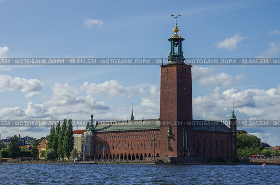 Живописный летний вид на здание ратуши в Старом городе (Gamla Stan) в Стокгольме, Швеция. Стоковое фото, фотограф Дымов Игорь / Фотобанк Лори