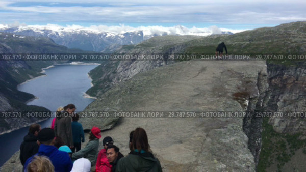 Живописный утес Trolltunga (Язык Тролля). Очередь на край скалы для фотографирования. Норвегия (2019 год). Редакционное видео, видеограф Кекяляйнен Андрей / Фотобанк Лори