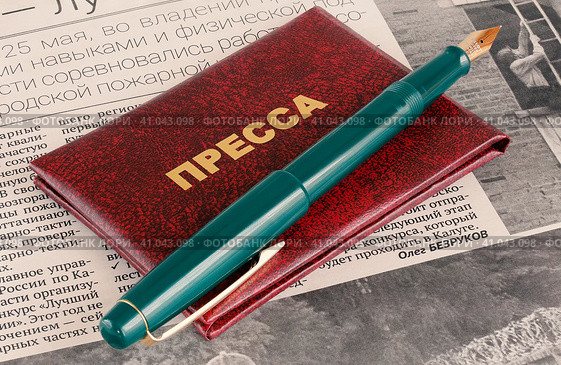 Журналистика, СМИ. Газета, удоствоерение журналиста, перьевая ручка (2023 год). Редакционное фото, фотограф Олег Безруков / Фотобанк Лори