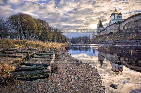 Зимние проблески. View of the Pskov Kremlin and the remains of a former wooden jetty (2013 год). Редакционное фото, фотограф Baturina Yuliya / Фотобанк Лори