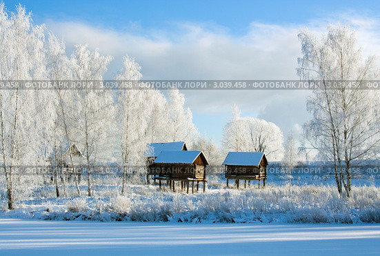 Зимний пейзаж с деревянными домиками на сваях. Стоковое фото, фотограф ElenArt / Фотобанк Лори
