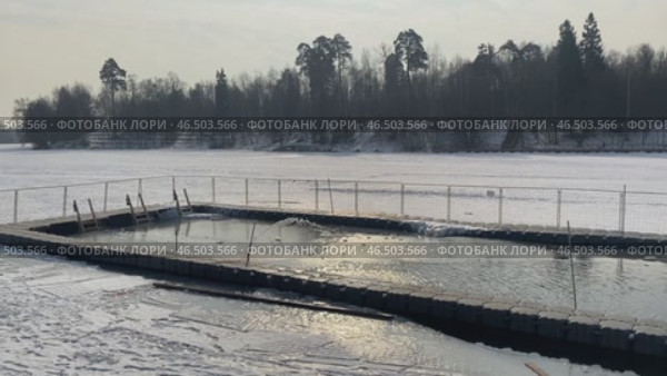 Зимняя купель для проведения заплывов (3 дорожки по 25 м) на замерзшем Барском пруду усадьбы Гребнево. Редакционное видео, видеограф Владимир Шипикин / Фотобанк Лори