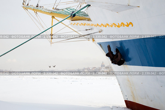 Зимняя Нева. Бушприт парусника "Мир" (2011 год). Стоковое фото, фотограф Александр Алексеев / Фотобанк Лори