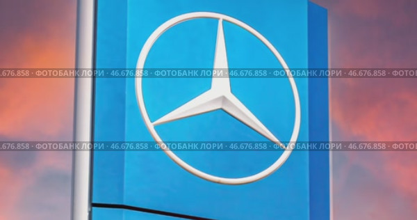 Знак официального дилера Mercedes-Benz на фоне неба. Редакционное видео, видеограф FotograFF / Фотобанк Лори