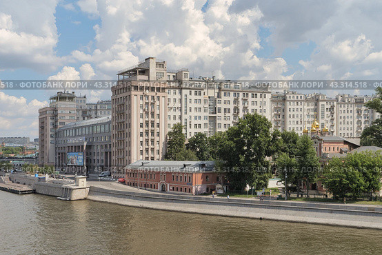 Знаменитый "Дом на набережной" на берегу Москвы-реки в районе Берсеневской набережной. Москва. (2024 год). Редакционное фото, фотограф Сергей Никифоров-Гордеев / Фотобанк Лори