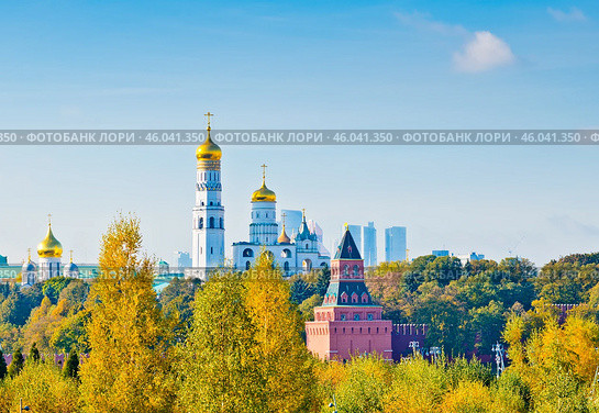 Золотая осень. Вид на Московский Кремль. Октябрь. Солнечный день. Москва. Россия. Редакционное фото, фотограф E. O. / Фотобанк Лори