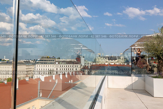 Зона отдыха на крыше здания (2023 год). Редакционное фото, фотограф V.Ivantsov / Фотобанк Лори