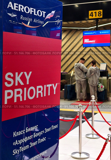 Зона Sky Priority авиакомпании Аэрофлот в аэропорту Шереметьево. Пассажиры оформляют багаж. Редакционное фото, фотограф Мария Сергеева / Фотобанк Лори