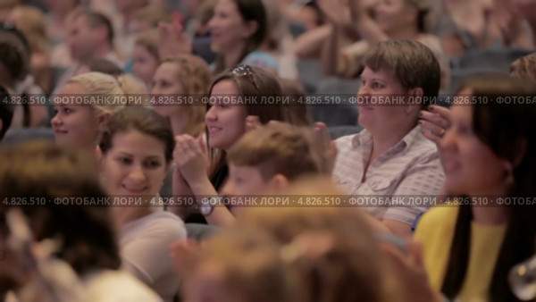 Зрители в театре аплодируют (2013 год). Редакционное видео, видеограф Данил Руденко / Фотобанк Лори
