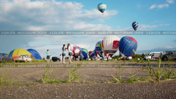 Зрители. Великие Луки, 14 июня 2012 года: четвёртый день соревнований 17 Международной Встречи Воздухоплавателей. Редакционное видео, видеограф Андрей Ежов / Фотобанк Лори