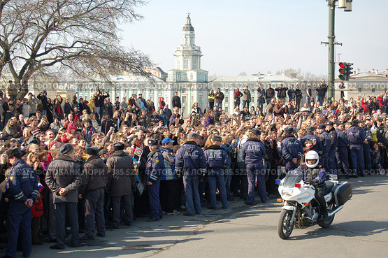 Зрители за милицейским ограждением (2008 год). Редакционное фото, фотограф Vladimir Kolobov / Фотобанк Лори