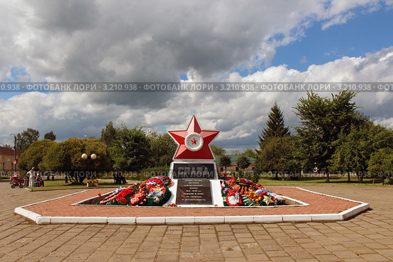 "Звезда Славы" на площади Свободы в Тихвине (2011 год). Редакционное фото, фотограф Николай Будник / Фотобанк Лори
